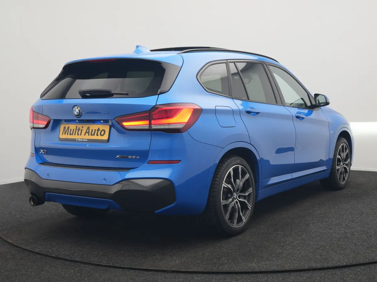 xDrive25e M Sport PHEV 221pk Dealer O.H | Trekhaak Afn. | Panodak | Camera | Sportstoelen & Sportstuur Verwarmd | Hifi Audio | Cruise Control | Sfeerverlichting | Navigatie | DAB | 19"L.M | 