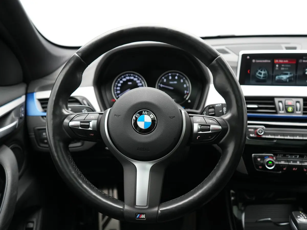xDrive25e M Sport PHEV 221pk Dealer O.H | Trekhaak Afn. | Panodak | Camera | Sportstoelen & Sportstuur Verwarmd | Hifi Audio | Cruise Control | Sfeerverlichting | Navigatie | DAB | 19"L.M | 