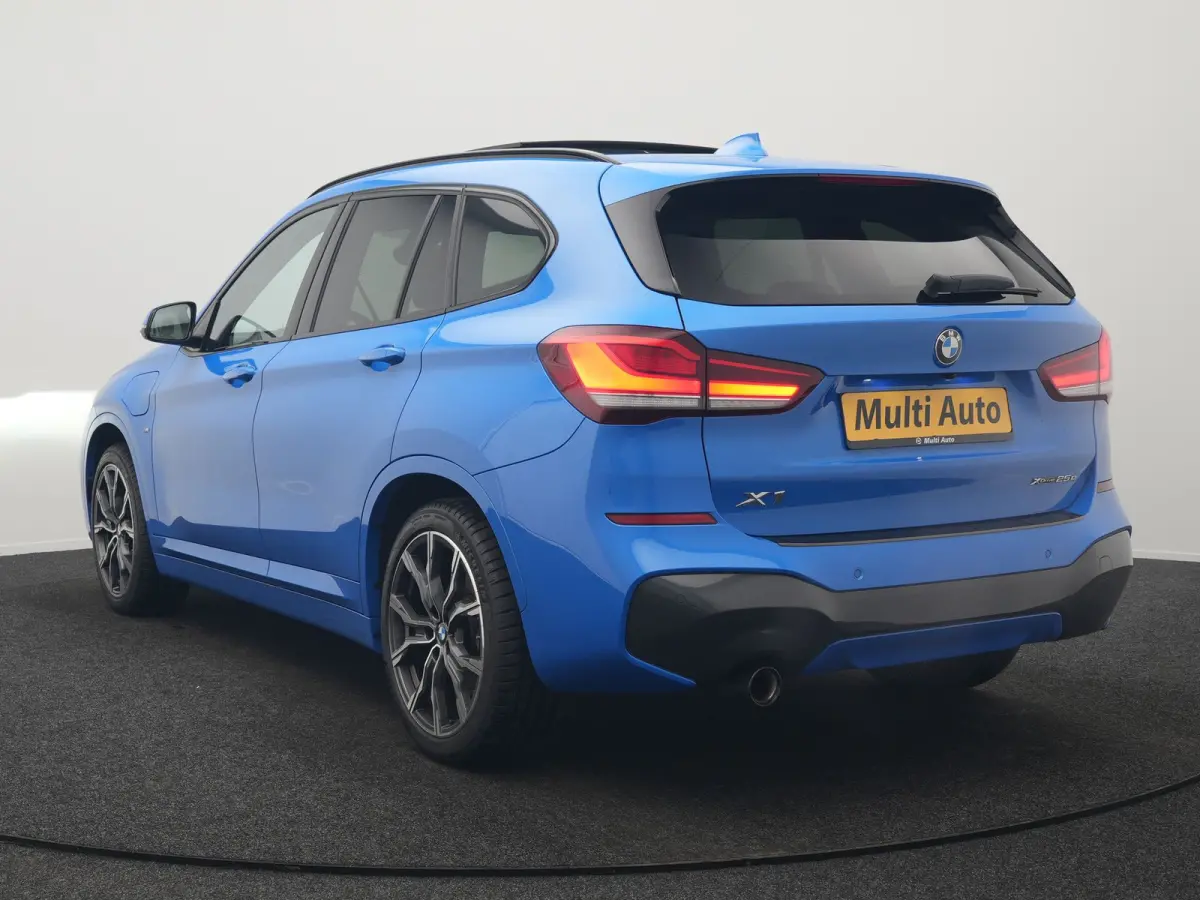 xDrive25e M Sport PHEV 221pk Dealer O.H | Trekhaak Afn. | Panodak | Camera | Sportstoelen & Sportstuur Verwarmd | Hifi Audio | Cruise Control | Sfeerverlichting | Navigatie | DAB | 19"L.M | 
