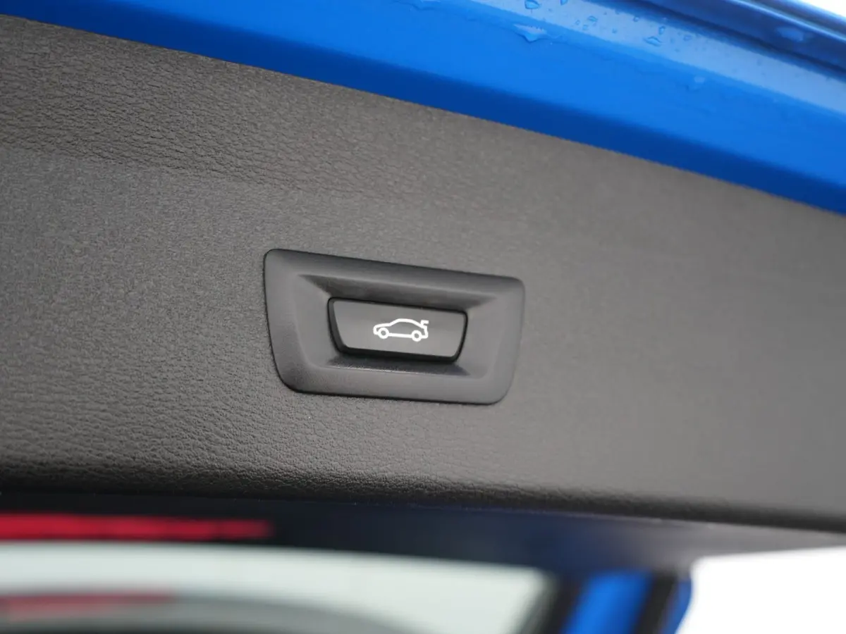xDrive25e M Sport PHEV 221pk Dealer O.H | Trekhaak Afn. | Panodak | Camera | Sportstoelen & Sportstuur Verwarmd | Hifi Audio | Cruise Control | Sfeerverlichting | Navigatie | DAB | 19"L.M | 