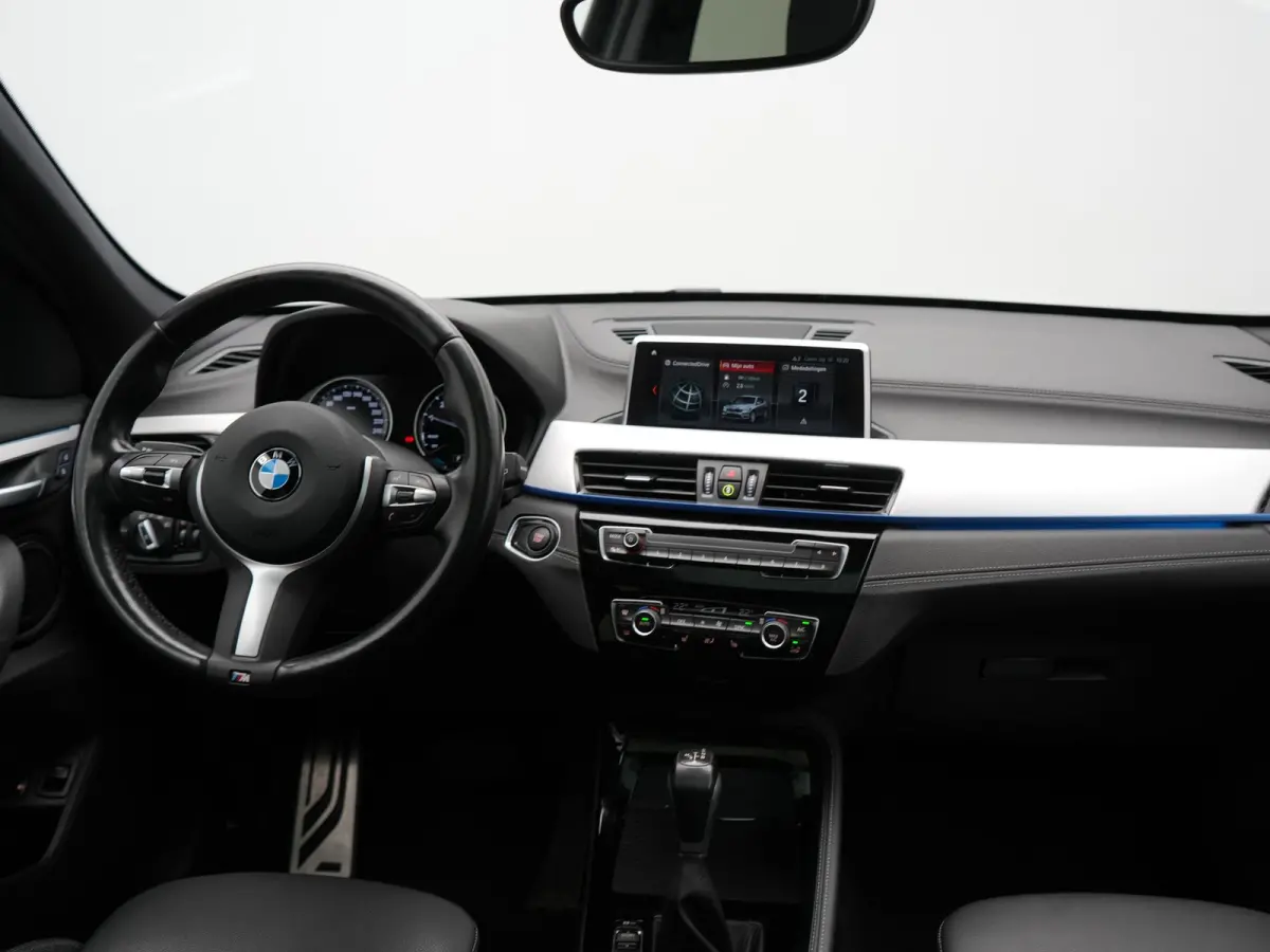 xDrive25e M Sport PHEV 221pk Dealer O.H | Trekhaak Afn. | Panodak | Camera | Sportstoelen & Sportstuur Verwarmd | Hifi Audio | Cruise Control | Sfeerverlichting | Navigatie | DAB | 19"L.M | 