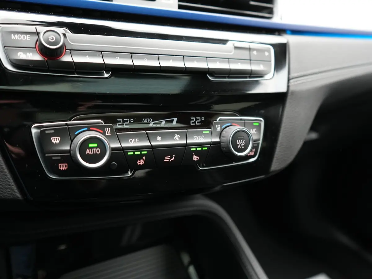 xDrive25e M Sport PHEV 221pk Dealer O.H | Trekhaak Afn. | Panodak | Camera | Sportstoelen & Sportstuur Verwarmd | Hifi Audio | Cruise Control | Sfeerverlichting | Navigatie | DAB | 19"L.M | 