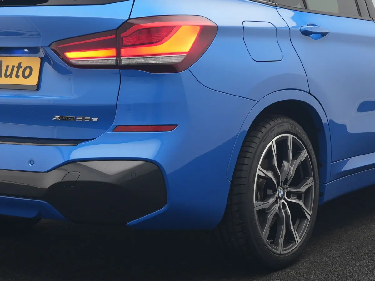 xDrive25e M Sport PHEV 221pk Dealer O.H | Trekhaak Afn. | Panodak | Camera | Sportstoelen & Sportstuur Verwarmd | Hifi Audio | Cruise Control | Sfeerverlichting | Navigatie | DAB | 19"L.M | 