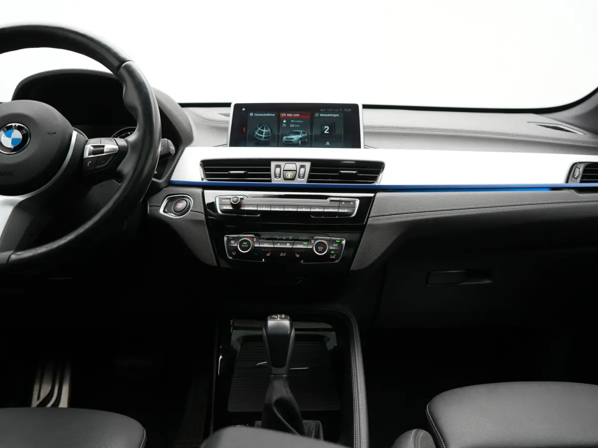 xDrive25e M Sport PHEV 221pk Dealer O.H | Trekhaak Afn. | Panodak | Camera | Sportstoelen & Sportstuur Verwarmd | Hifi Audio | Cruise Control | Sfeerverlichting | Navigatie | DAB | 19"L.M | 