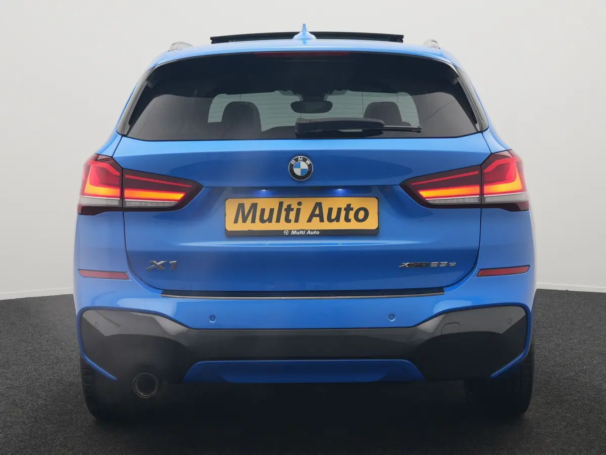 xDrive25e M Sport PHEV 221pk Dealer O.H | Trekhaak Afn. | Panodak | Camera | Sportstoelen & Sportstuur Verwarmd | Hifi Audio | Cruise Control | Sfeerverlichting | Navigatie | DAB | 19"L.M | 