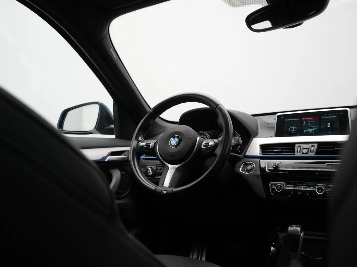 xDrive25e M Sport PHEV 221pk Dealer O.H | Trekhaak Afn. | Panodak | Camera | Sportstoelen & Sportstuur Verwarmd | Hifi Audio | Cruise Control | Sfeerverlichting | Navigatie | DAB | 19"L.M | 