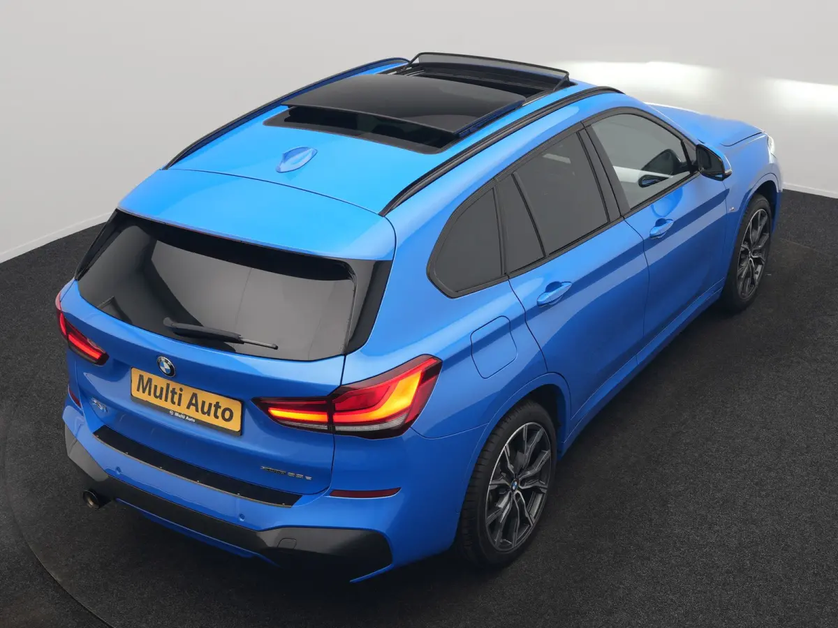 xDrive25e M Sport PHEV 221pk Dealer O.H | Trekhaak Afn. | Panodak | Camera | Sportstoelen & Sportstuur Verwarmd | Hifi Audio | Cruise Control | Sfeerverlichting | Navigatie | DAB | 19"L.M | 