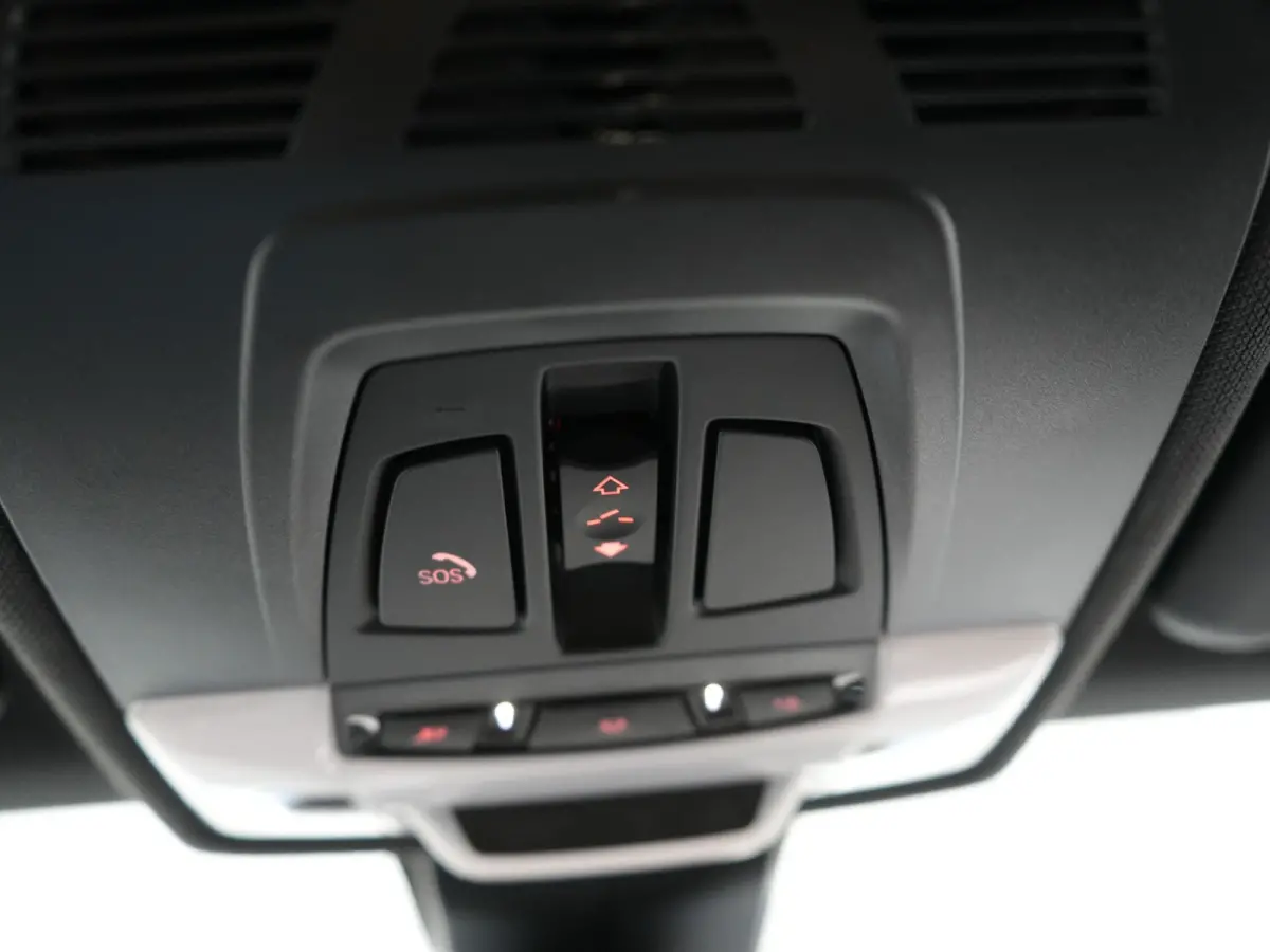 xDrive25e M Sport PHEV 221pk Dealer O.H | Trekhaak Afn. | Panodak | Camera | Sportstoelen & Sportstuur Verwarmd | Hifi Audio | Cruise Control | Sfeerverlichting | Navigatie | DAB | 19"L.M | 