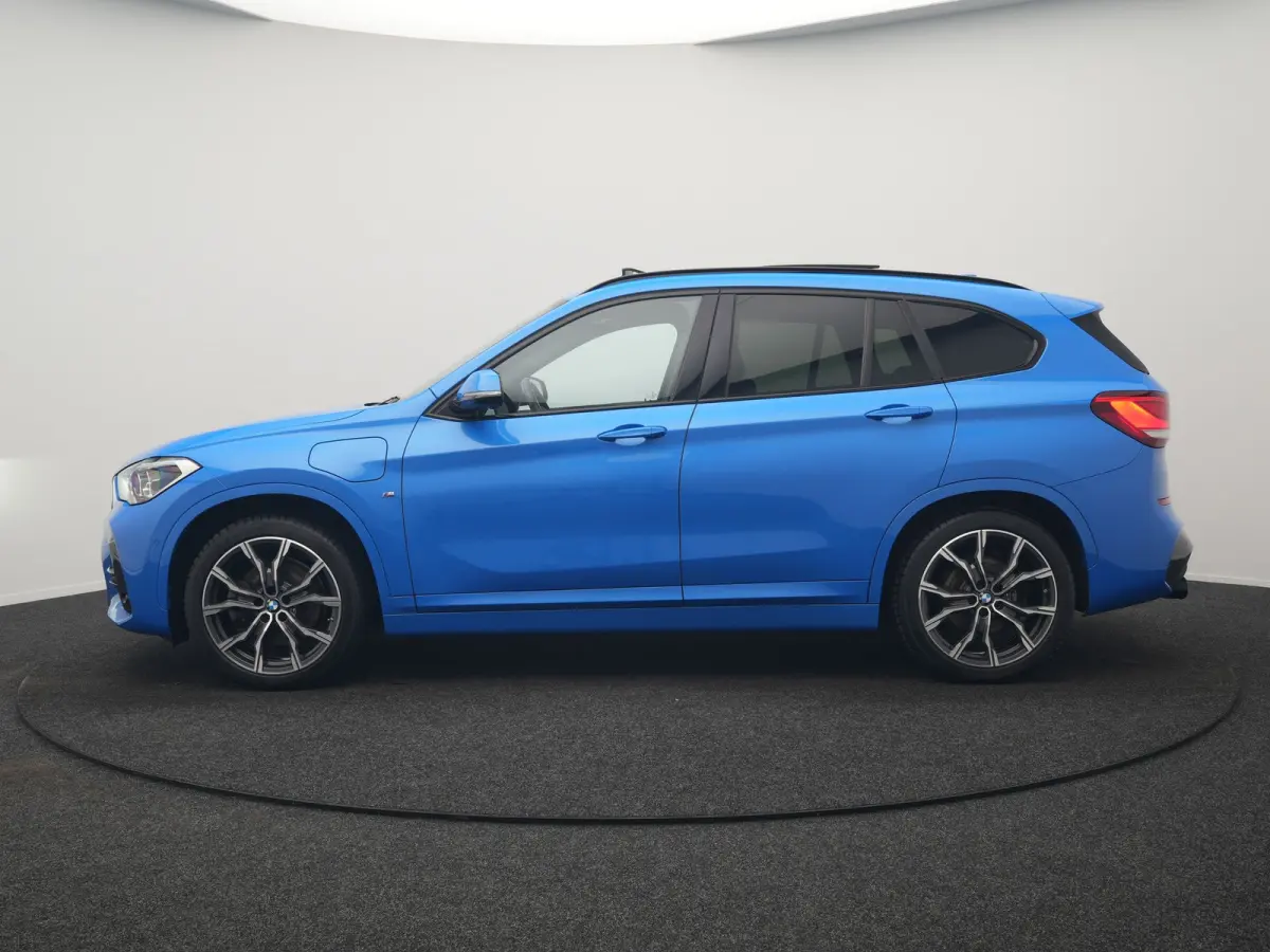 xDrive25e M Sport PHEV 221pk Dealer O.H | Trekhaak Afn. | Panodak | Camera | Sportstoelen & Sportstuur Verwarmd | Hifi Audio | Cruise Control | Sfeerverlichting | Navigatie | DAB | 19"L.M | 