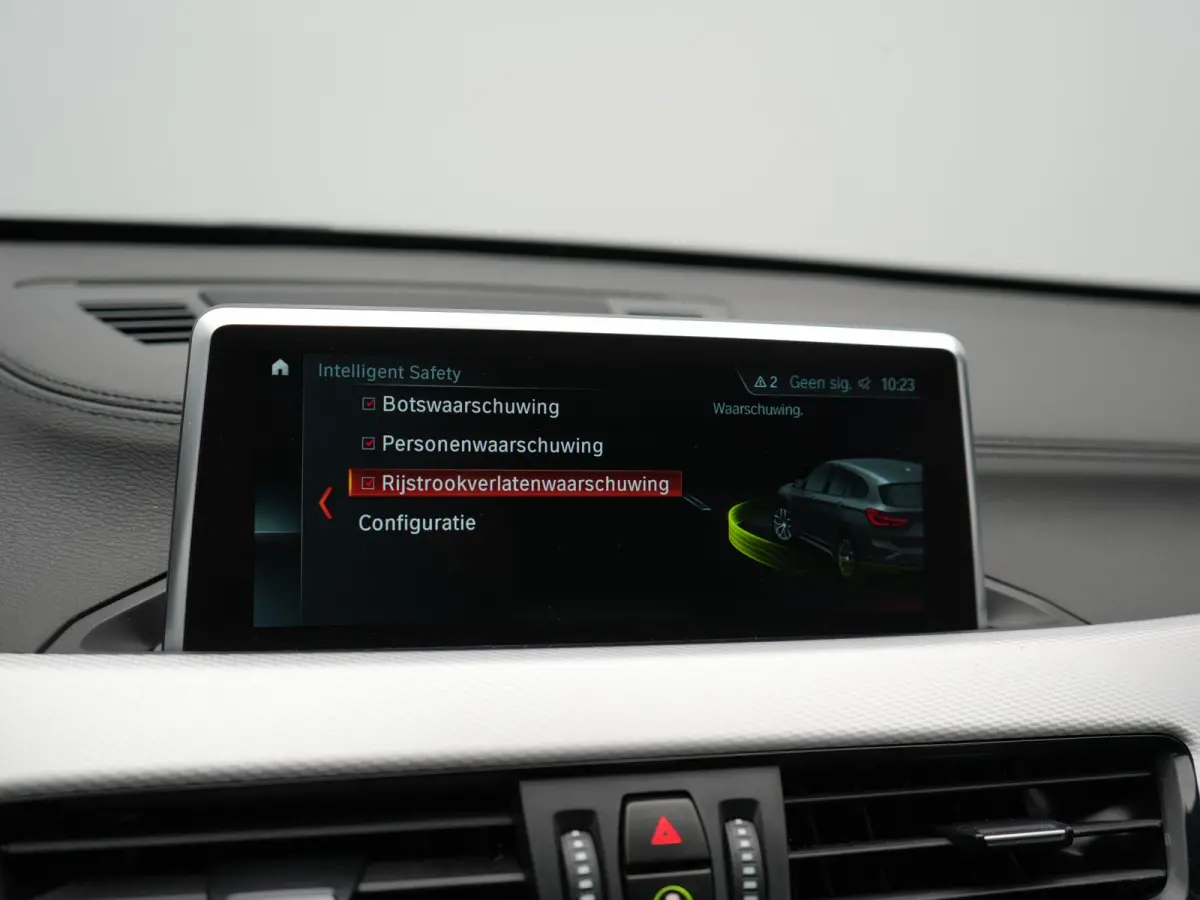 xDrive25e M Sport PHEV 221pk Dealer O.H | Trekhaak Afn. | Panodak | Camera | Sportstoelen & Sportstuur Verwarmd | Hifi Audio | Cruise Control | Sfeerverlichting | Navigatie | DAB | 19"L.M | 