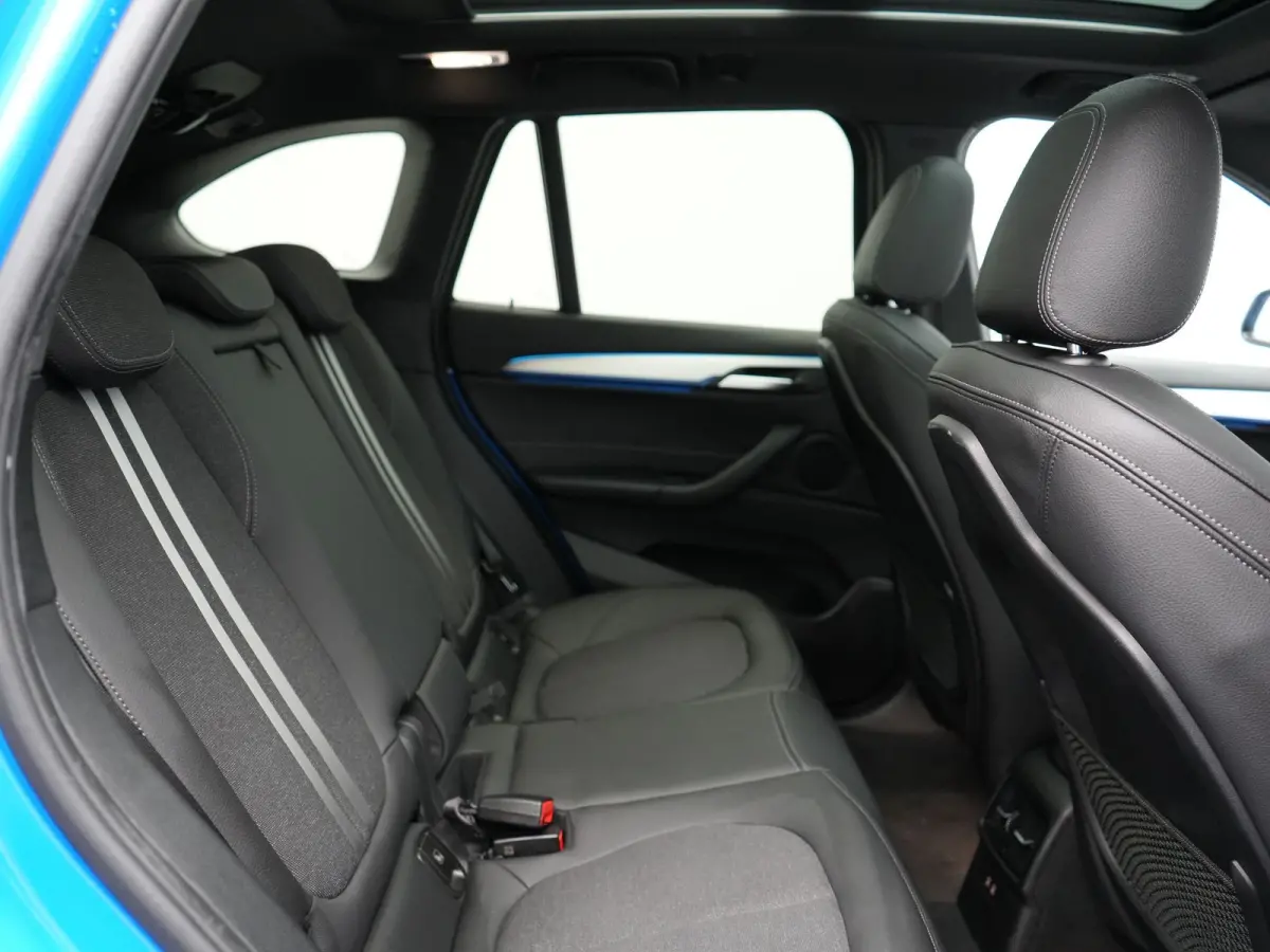 xDrive25e M Sport PHEV 221pk Dealer O.H | Trekhaak Afn. | Panodak | Camera | Sportstoelen & Sportstuur Verwarmd | Hifi Audio | Cruise Control | Sfeerverlichting | Navigatie | DAB | 19"L.M | 