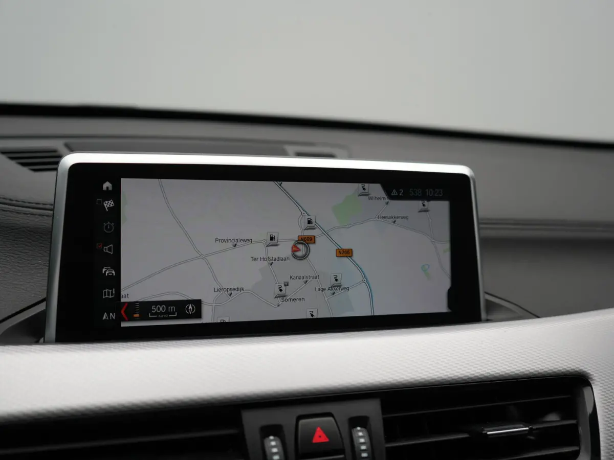 xDrive25e M Sport PHEV 221pk Dealer O.H | Trekhaak Afn. | Panodak | Camera | Sportstoelen & Sportstuur Verwarmd | Hifi Audio | Cruise Control | Sfeerverlichting | Navigatie | DAB | 19"L.M | 