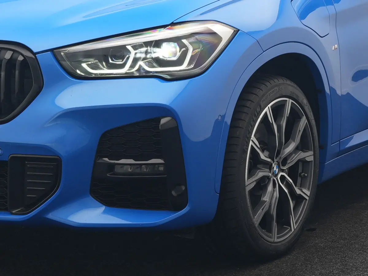 xDrive25e M Sport PHEV 221pk Dealer O.H | Trekhaak Afn. | Panodak | Camera | Sportstoelen & Sportstuur Verwarmd | Hifi Audio | Cruise Control | Sfeerverlichting | Navigatie | DAB | 19"L.M | 