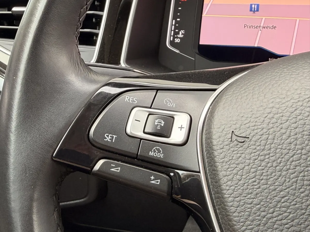1.0 TSI Highline Virtual 17'' LED ACC Camera CarPlay Navi Stoelverwarming