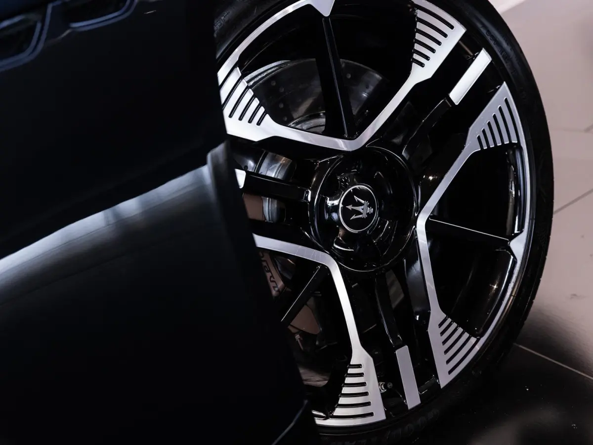 AWD Folgore 92.5 kWh 761pk | 2 jaar garantie | 20-21" velgen | Sonus Faber Premium Audio | Stoelventilatie | Cruise control adaptief