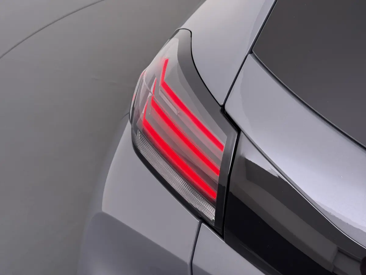 Hybrid e-DCS6 Allure RIJKLAARPRIJS | FABRIEKSGARANTIE t/m 03-2027 | TOPSTAAT! | KEYLESS ENTRY | APPLE CARPLAY-ANDROID AUTO| PARKEERSENSOREN VOOR EN ACHTER |