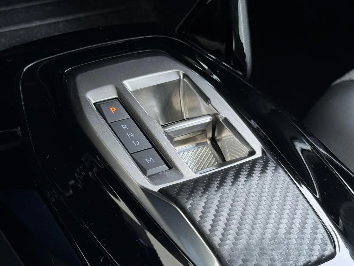 Hybrid e-DCS6 Allure RIJKLAARPRIJS | FABRIEKSGARANTIE t/m 03-2027 | TOPSTAAT! | KEYLESS ENTRY | APPLE CARPLAY-ANDROID AUTO| PARKEERSENSOREN VOOR EN ACHTER |