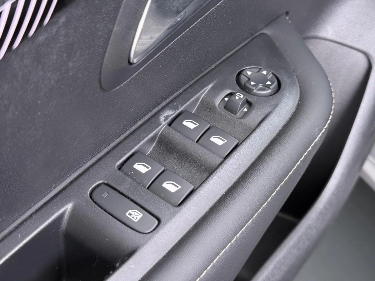 Hybrid e-DCS6 Allure RIJKLAARPRIJS | FABRIEKSGARANTIE t/m 03-2027 | TOPSTAAT! | KEYLESS ENTRY | APPLE CARPLAY-ANDROID AUTO| PARKEERSENSOREN VOOR EN ACHTER |