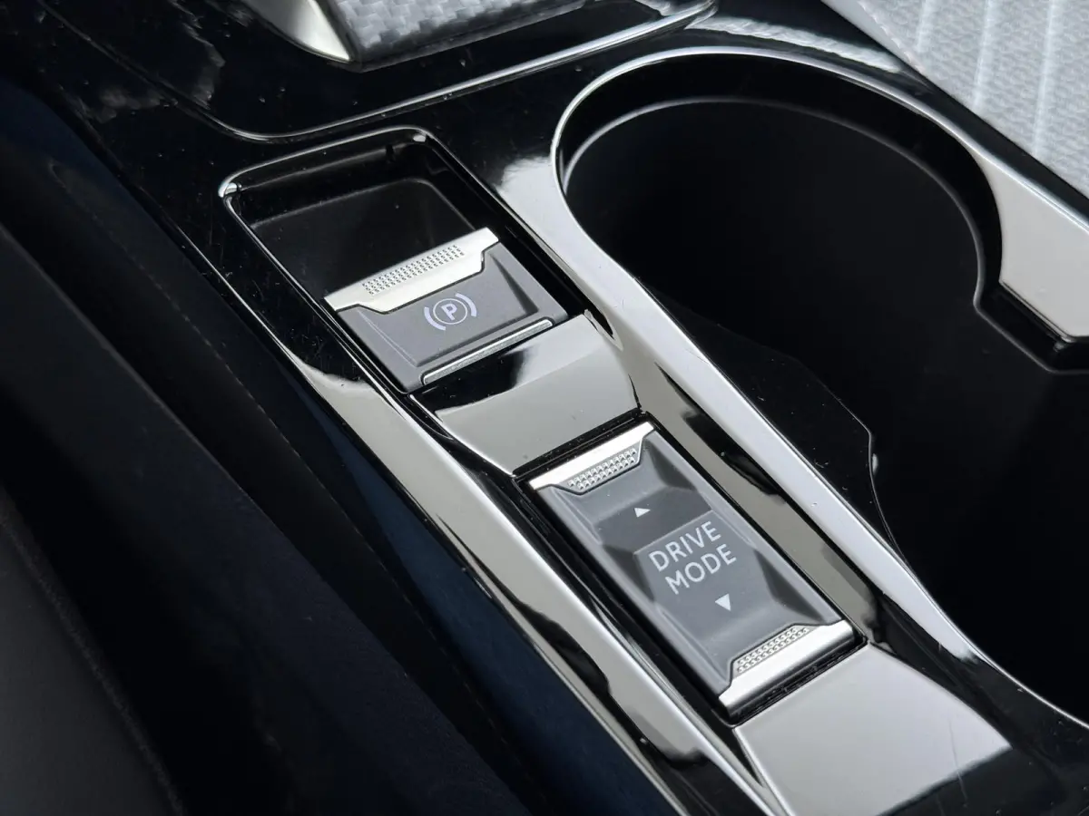 Hybrid e-DCS6 Allure RIJKLAARPRIJS | FABRIEKSGARANTIE t/m 03-2027 | TOPSTAAT! | KEYLESS ENTRY | APPLE CARPLAY-ANDROID AUTO| PARKEERSENSOREN VOOR EN ACHTER |