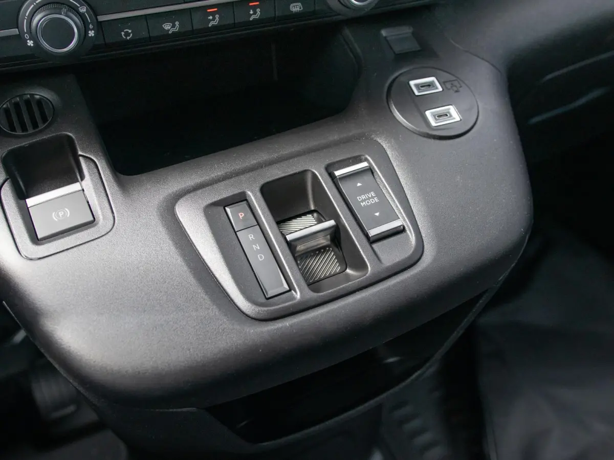 136 L2 50 kWh | Navi | Stoelverwarming | Laadruimte Pack | Apple Carplay | Camera | BSM | PDC V&A | LED