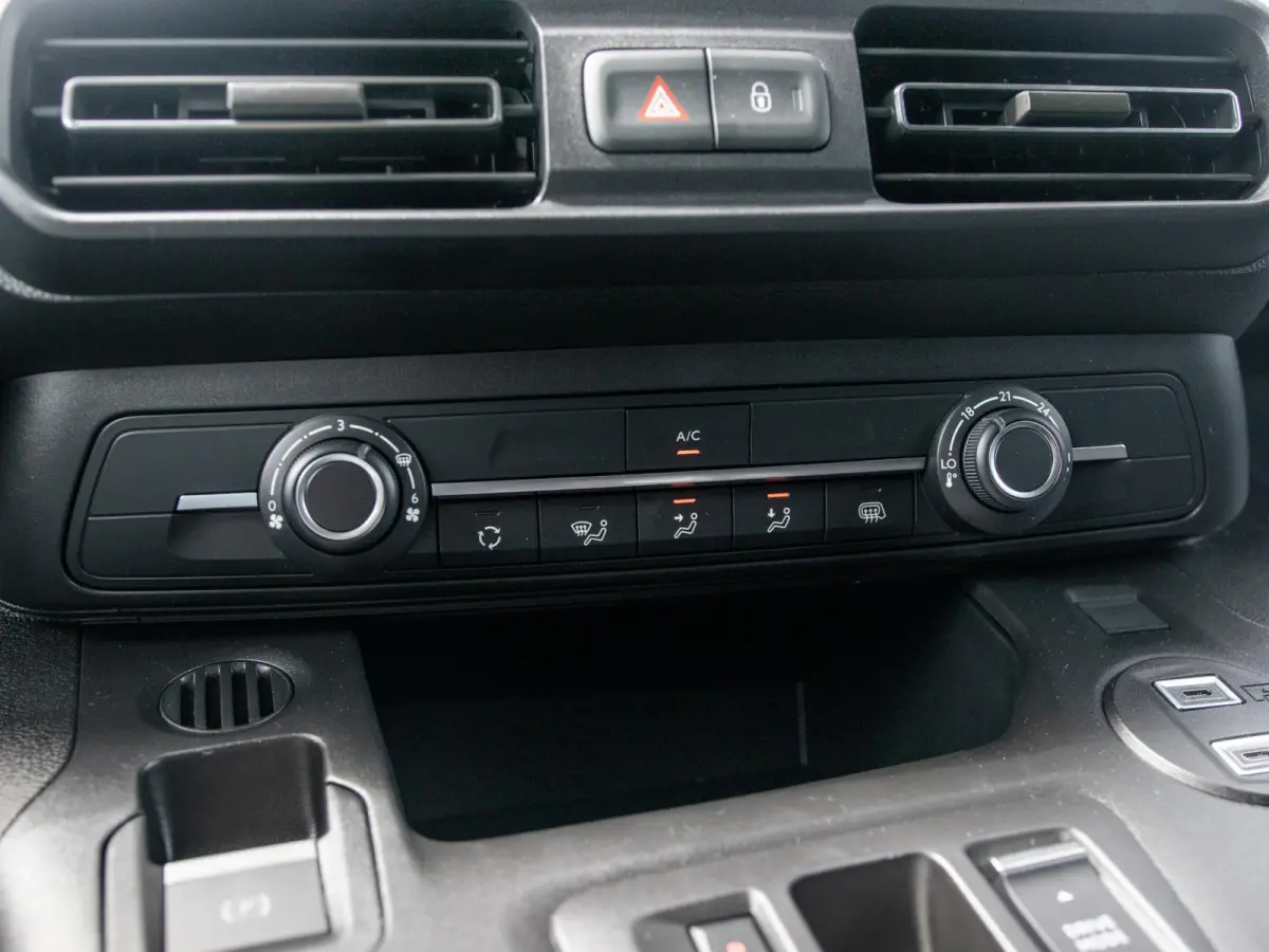 136 L2 50 kWh | Navi | Stoelverwarming | Laadruimte Pack | Apple Carplay | Camera | BSM | PDC V&A | LED
