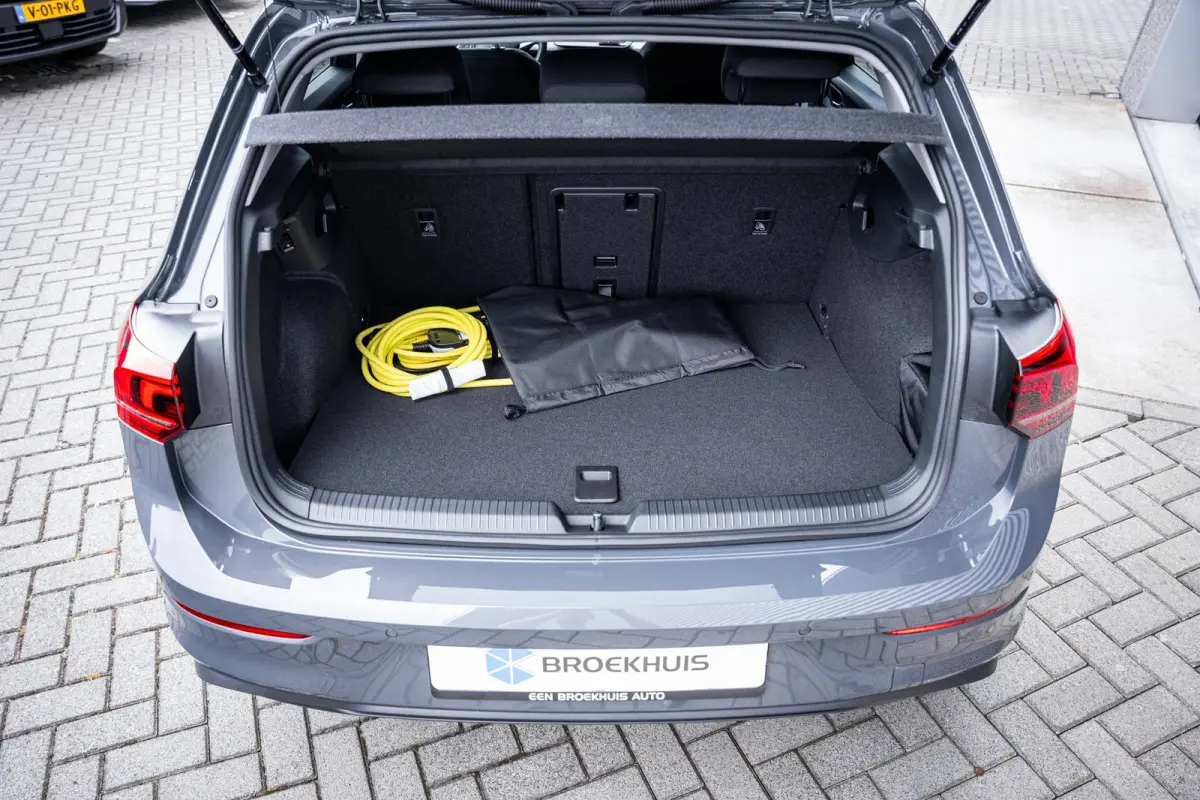 Life Edition eHybrid | 'App-Connect' draadloze smartphone integratie | Achterbank in ongelijke delen neerklapbaar incl. middenarmsteun en doorlaadmogelijkheid | Afstandscontrolesysteem (Fron