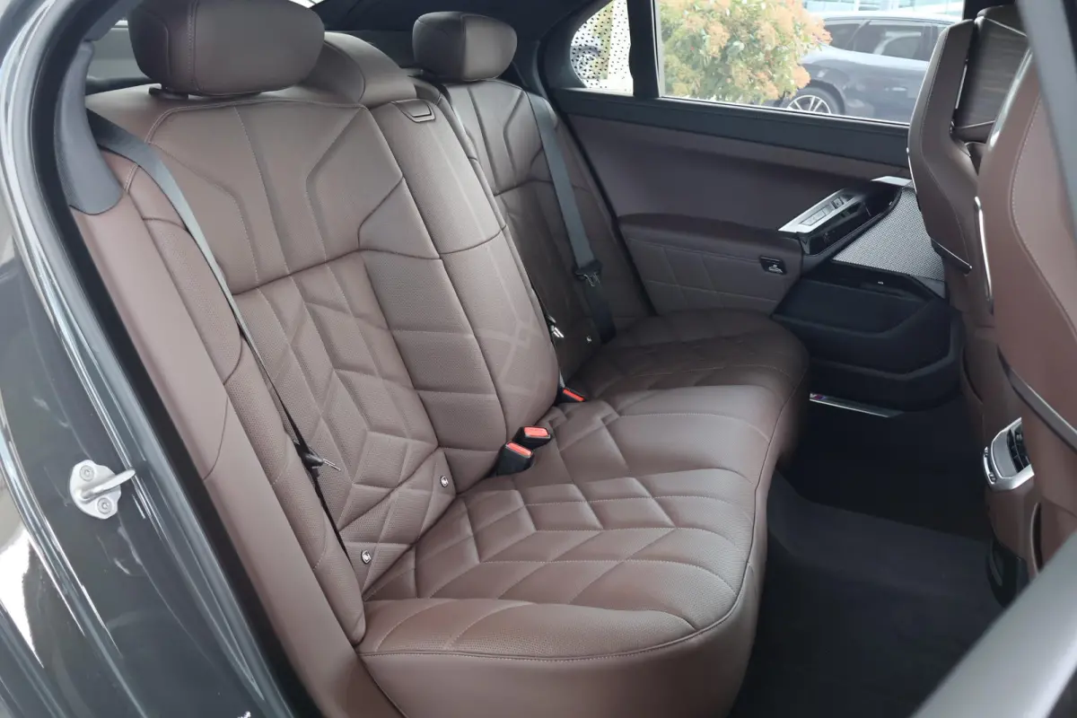 eDrive50 | SOH 100% | High Executive | Connoisseur Pack | M Sportpakket Pro | Innovation Pack | Sky Lounge