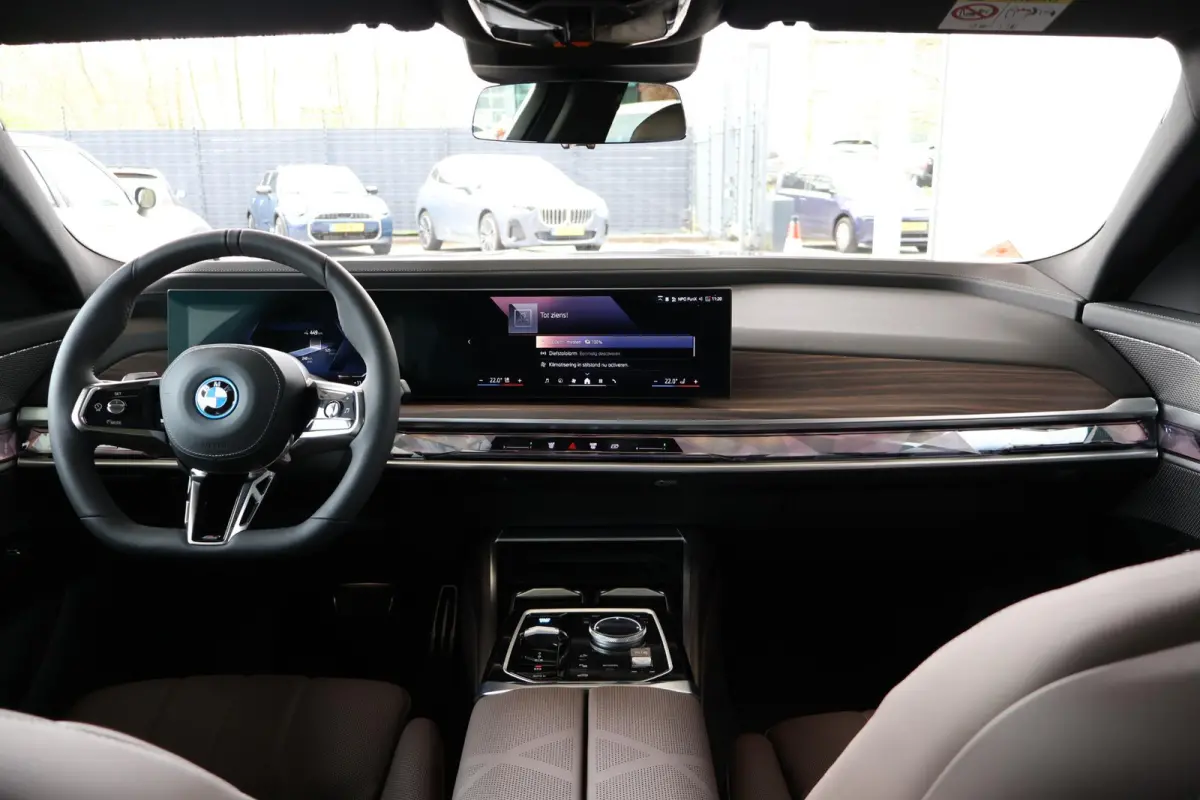 eDrive50 | SOH 100% | High Executive | Connoisseur Pack | M Sportpakket Pro | Innovation Pack | Sky Lounge