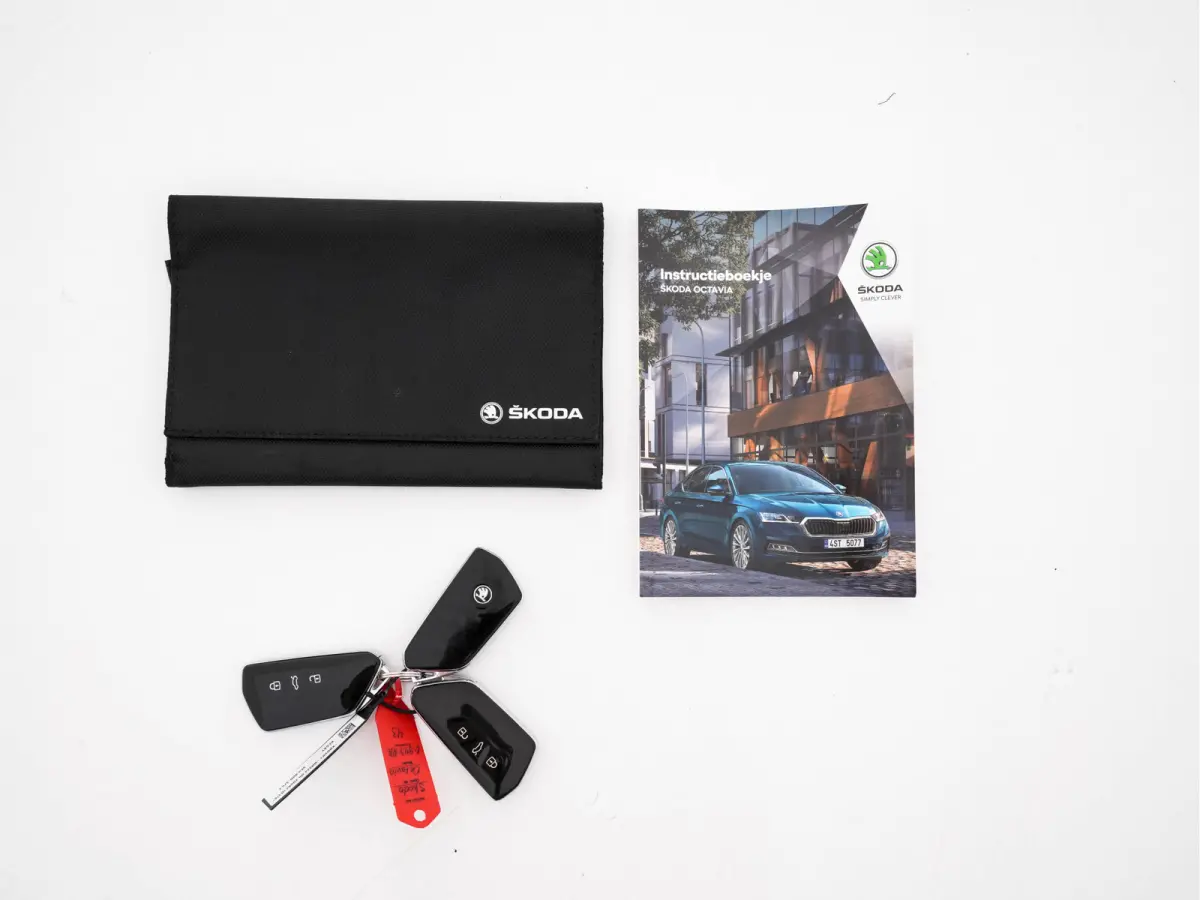 1.0 TSI Business Edition Plus (INCL-BTW) *FULL-LED | NAVI-FULLMAP | HEATED-COMFORTSEATS | DIGI-COCKPIT | CAMERA | KEYLESS | DAB | AMBIENTLIGHT | PRIVACYGLASS | ECC | CARPLAY | PDC | CRUISE |