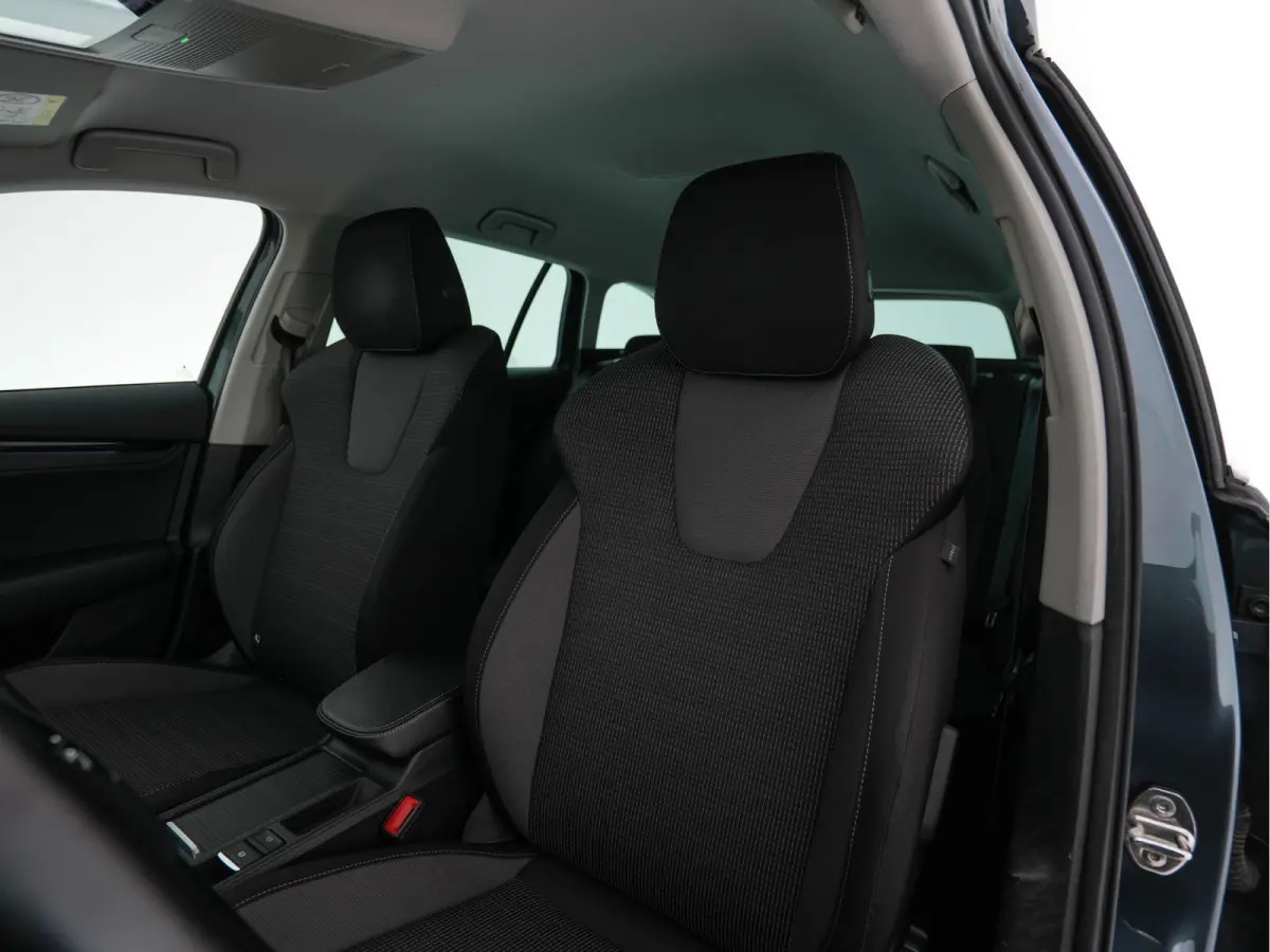 1.0 TSI Business Edition Plus (INCL-BTW) *FULL-LED | NAVI-FULLMAP | HEATED-COMFORTSEATS | DIGI-COCKPIT | CAMERA | KEYLESS | DAB | AMBIENTLIGHT | PRIVACYGLASS | ECC | CARPLAY | PDC | CRUISE |