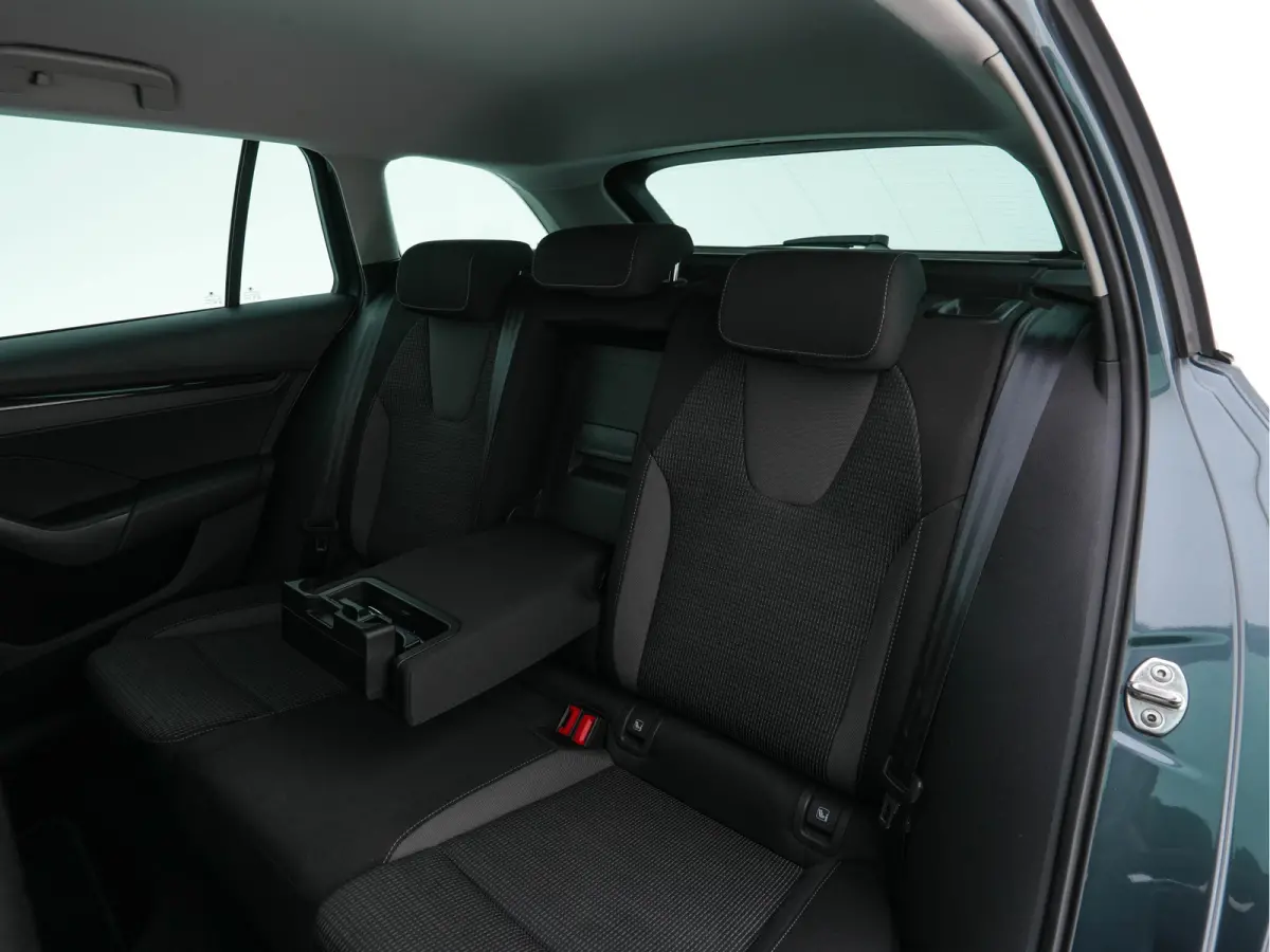1.0 TSI Business Edition Plus (INCL-BTW) *FULL-LED | NAVI-FULLMAP | HEATED-COMFORTSEATS | DIGI-COCKPIT | CAMERA | KEYLESS | DAB | AMBIENTLIGHT | PRIVACYGLASS | ECC | CARPLAY | PDC | CRUISE |