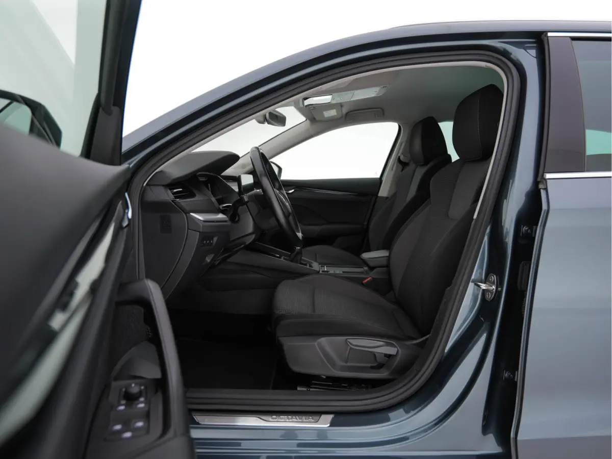 1.0 TSI Business Edition Plus (INCL-BTW) *FULL-LED | NAVI-FULLMAP | HEATED-COMFORTSEATS | DIGI-COCKPIT | CAMERA | KEYLESS | DAB | AMBIENTLIGHT | PRIVACYGLASS | ECC | CARPLAY | PDC | CRUISE |