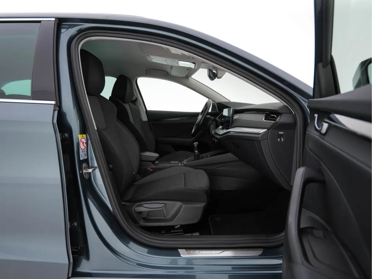 1.0 TSI Business Edition Plus (INCL-BTW) *FULL-LED | NAVI-FULLMAP | HEATED-COMFORTSEATS | DIGI-COCKPIT | CAMERA | KEYLESS | DAB | AMBIENTLIGHT | PRIVACYGLASS | ECC | CARPLAY | PDC | CRUISE |