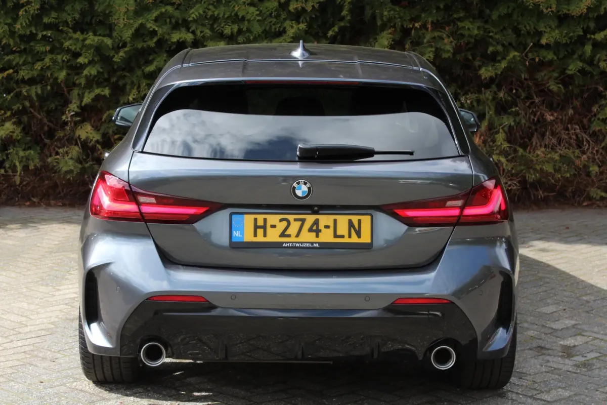 118d High Executive M 150PK Automaat | M-sportpakket | HUD | Carplay | Stoelverwarming | Navigatie | Parkeercamera