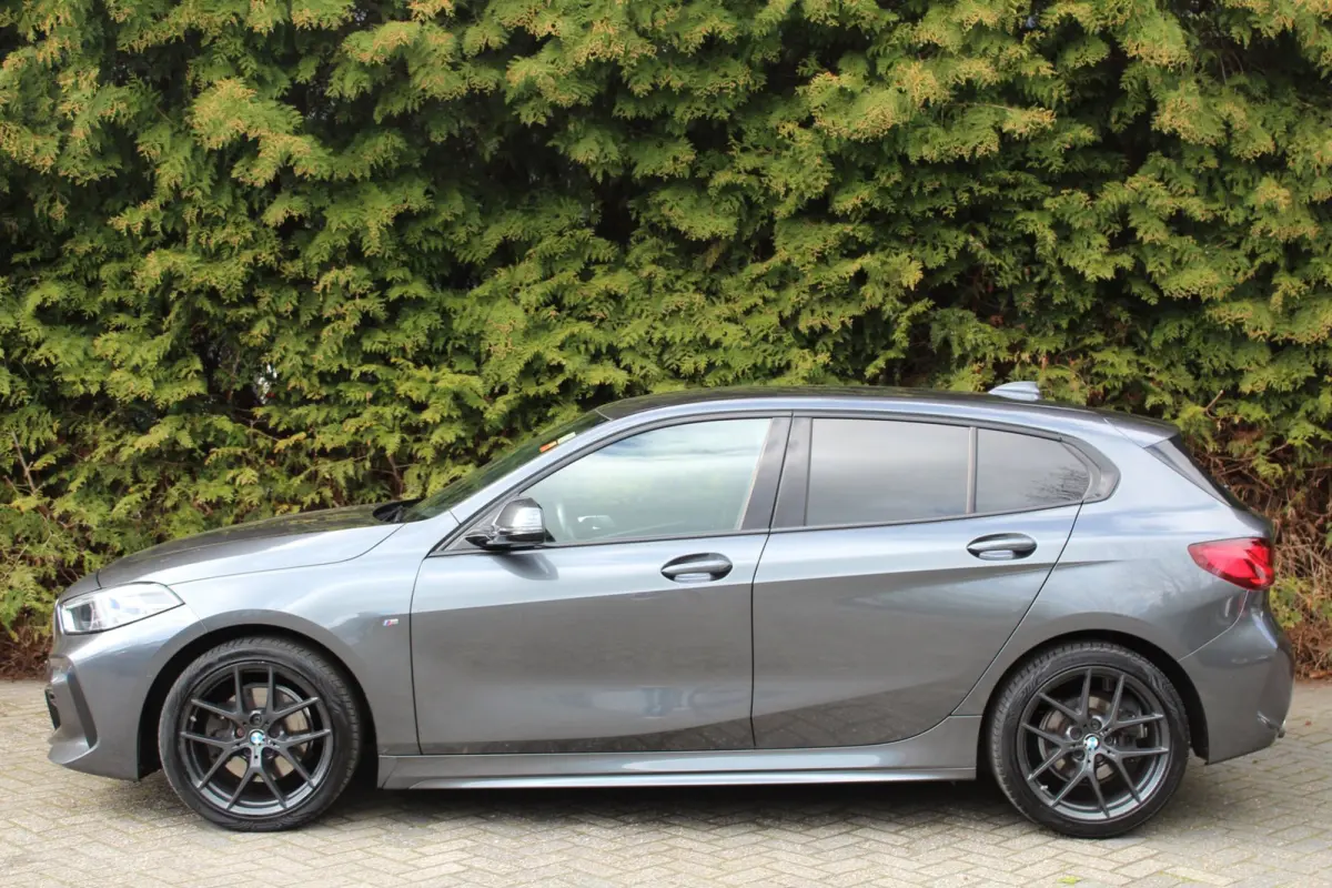 118d High Executive M 150PK Automaat | M-sportpakket | HUD | Carplay | Stoelverwarming | Navigatie | Parkeercamera