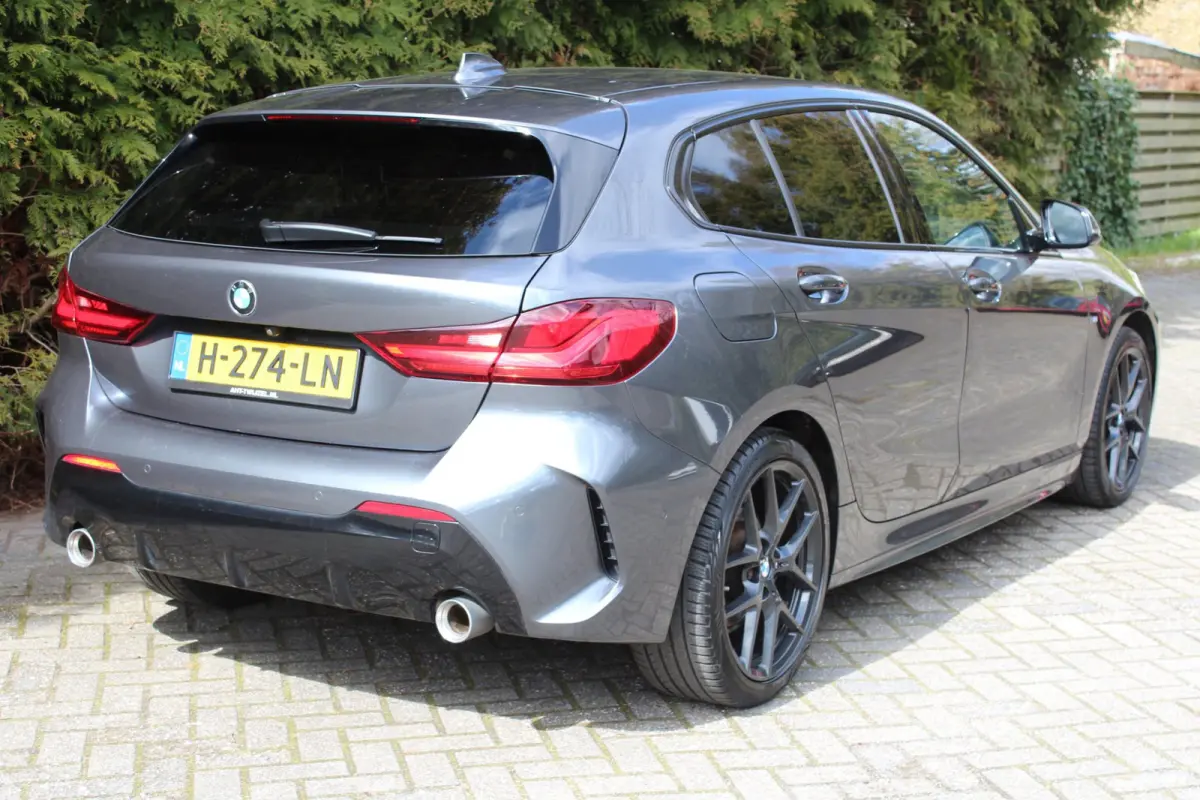 118d High Executive M 150PK Automaat | M-sportpakket | HUD | Carplay | Stoelverwarming | Navigatie | Parkeercamera