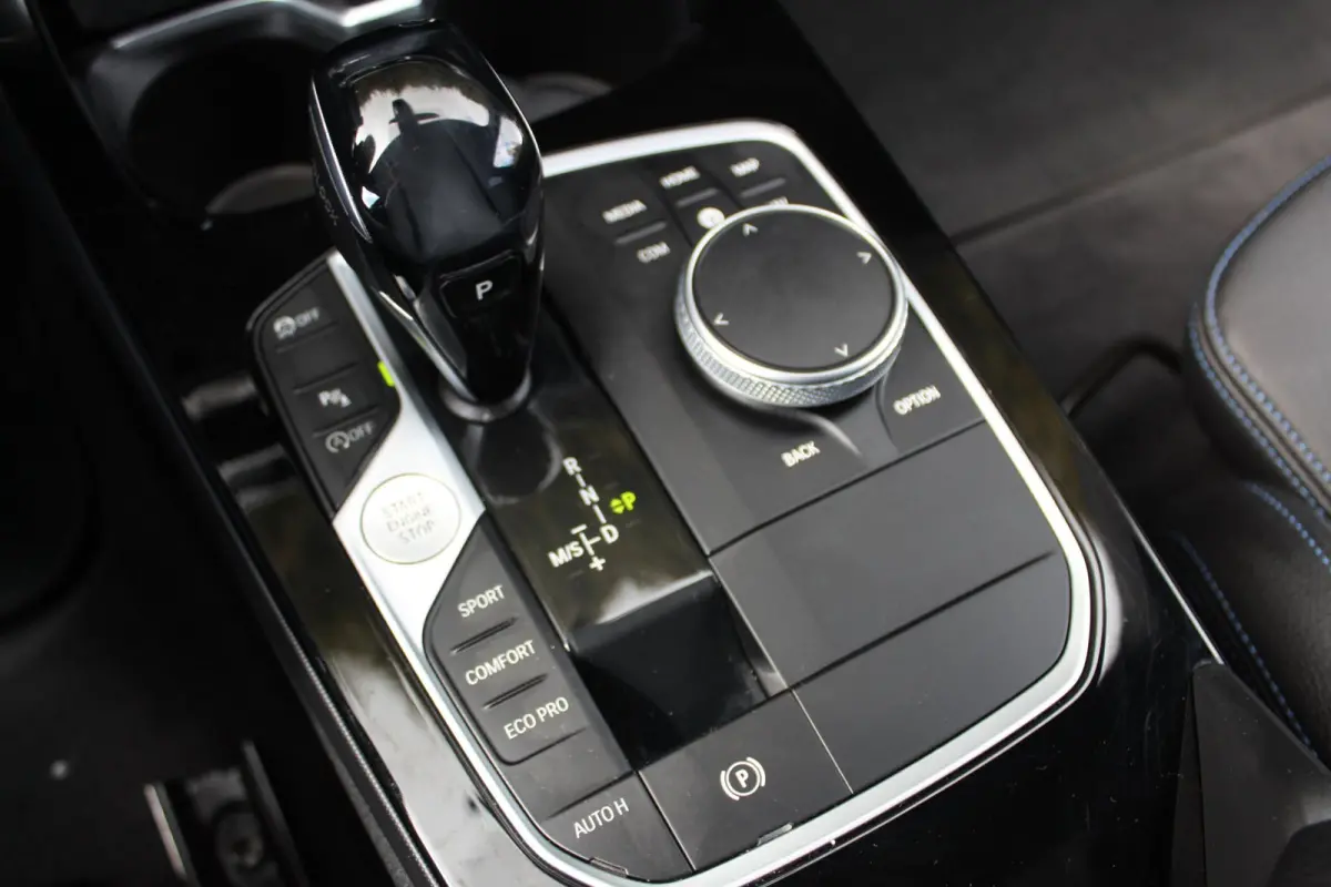 118d High Executive M 150PK Automaat | M-sportpakket | HUD | Carplay | Stoelverwarming | Navigatie | Parkeercamera
