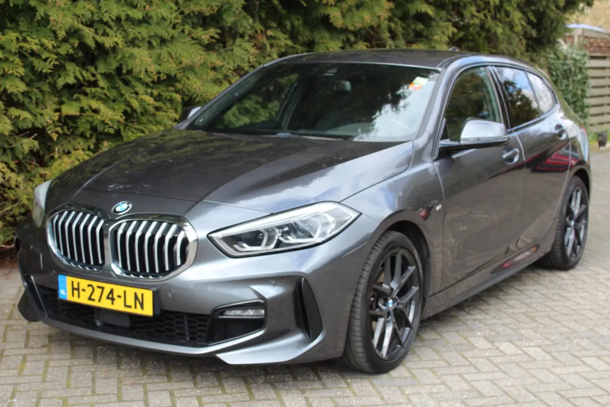118d High Executive M 150PK Automaat | M-sportpakket | HUD | Carplay | Stoelverwarming | Navigatie | Parkeercamera