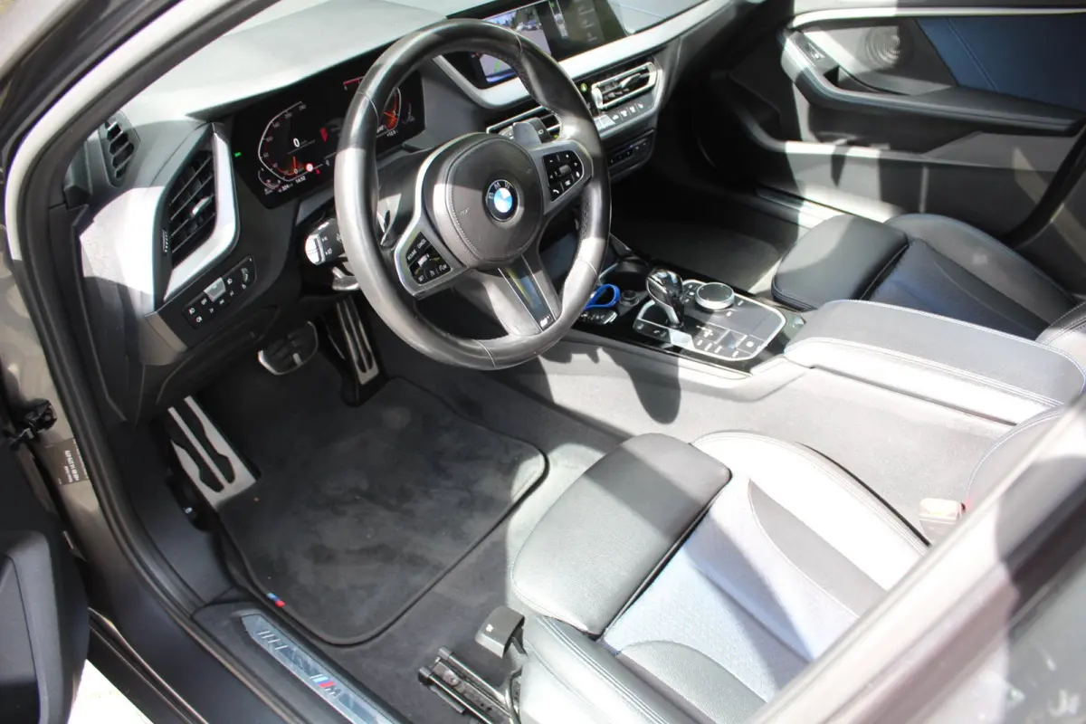 118d High Executive M 150PK Automaat | M-sportpakket | HUD | Carplay | Stoelverwarming | Navigatie | Parkeercamera