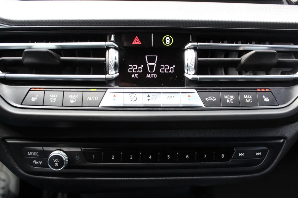 118d High Executive M 150PK Automaat | M-sportpakket | HUD | Carplay | Stoelverwarming | Navigatie | Parkeercamera