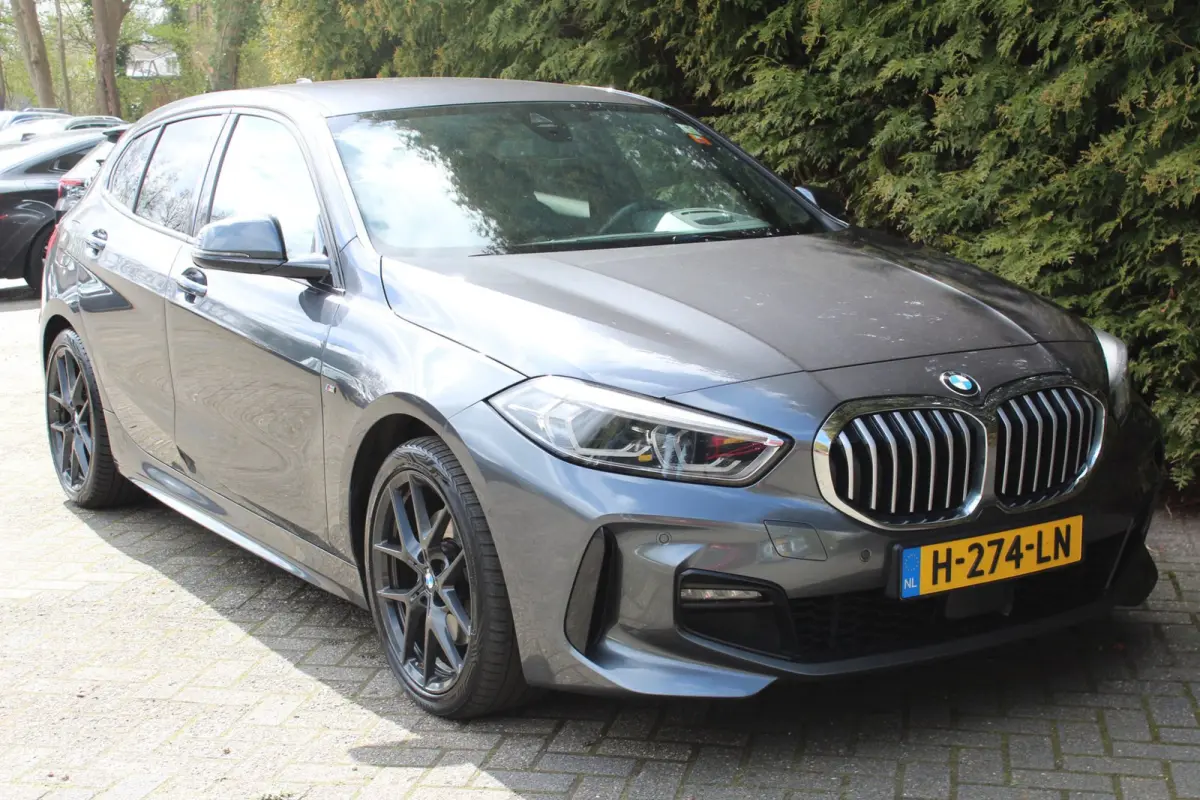 118d High Executive M 150PK Automaat | M-sportpakket | HUD | Carplay | Stoelverwarming | Navigatie | Parkeercamera
