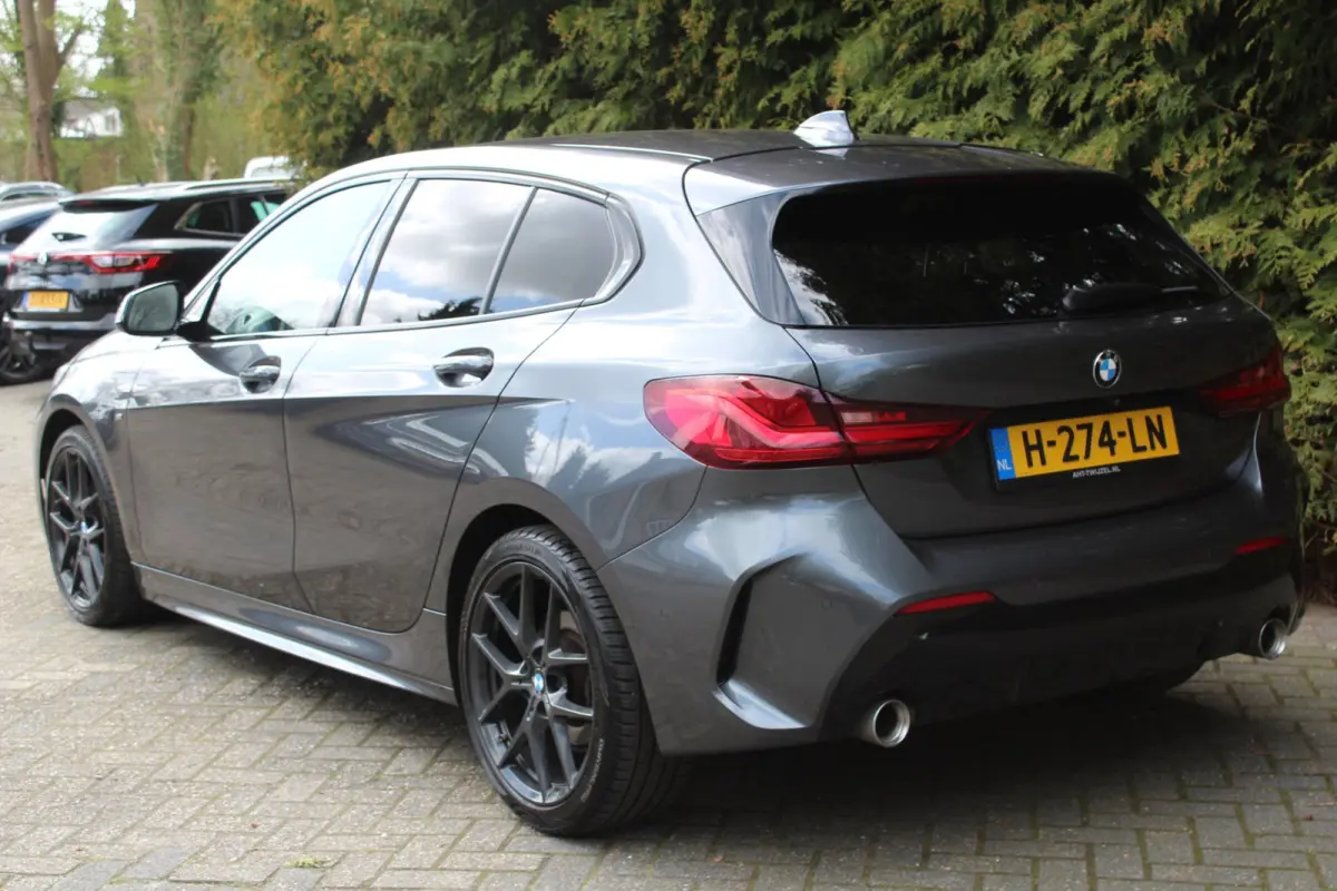 118d High Executive M 150PK Automaat | M-sportpakket | HUD | Carplay | Stoelverwarming | Navigatie | Parkeercamera