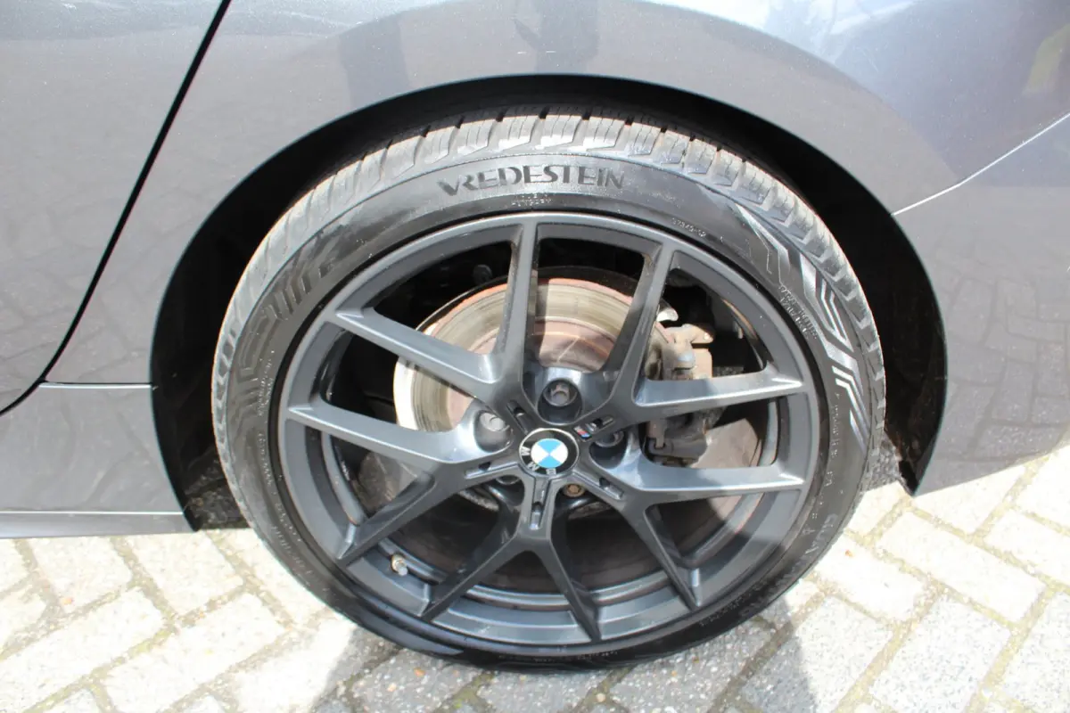 118d High Executive M 150PK Automaat | M-sportpakket | HUD | Carplay | Stoelverwarming | Navigatie | Parkeercamera