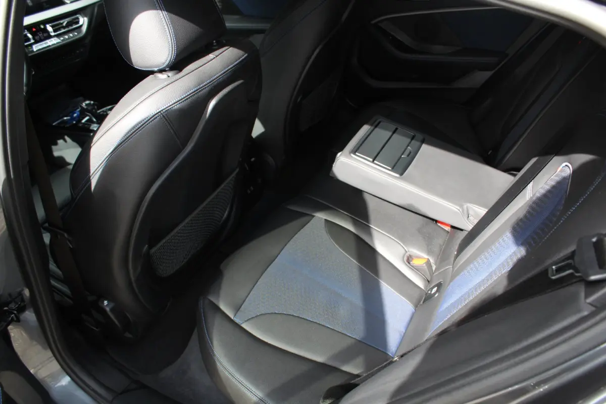 118d High Executive M 150PK Automaat | M-sportpakket | HUD | Carplay | Stoelverwarming | Navigatie | Parkeercamera