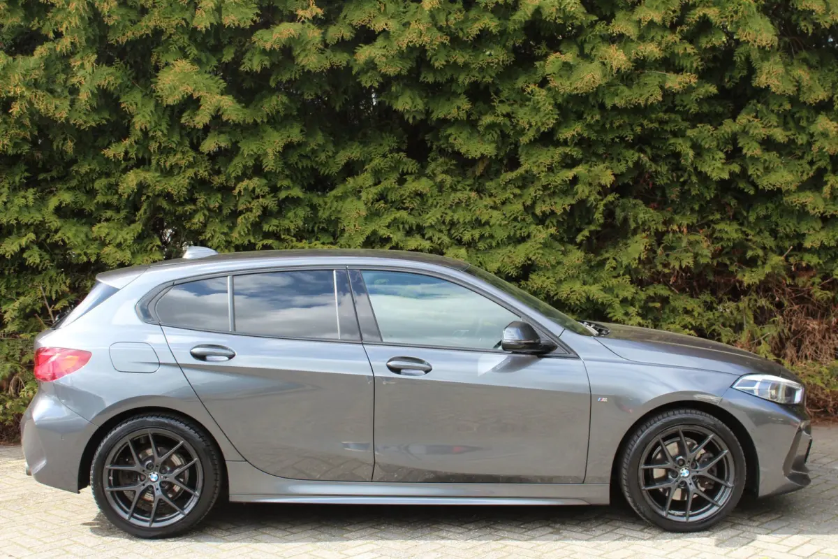 118d High Executive M 150PK Automaat | M-sportpakket | HUD | Carplay | Stoelverwarming | Navigatie | Parkeercamera