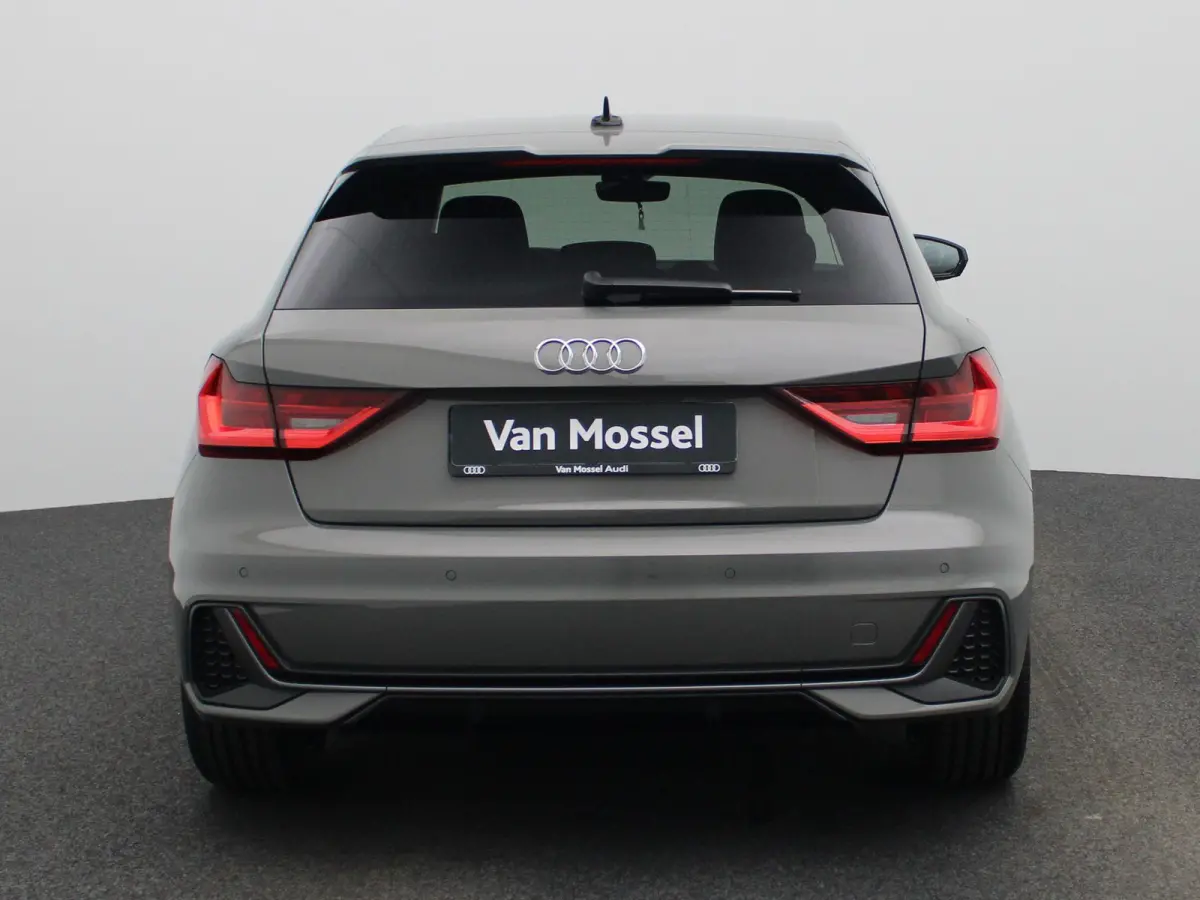 35 TFSI S edition l Adaptive cruise control l Stoelverwarming l Climate control l Parkeersensoren l Audi smartphone interface l Privacy glas l Ledkoplampen l Audi sound system l Audi virtual