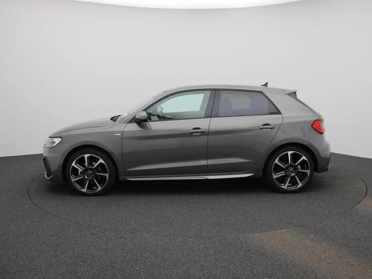35 TFSI S edition l Adaptive cruise control l Stoelverwarming l Climate control l Parkeersensoren l Audi smartphone interface l Privacy glas l Ledkoplampen l Audi sound system l Audi virtual
