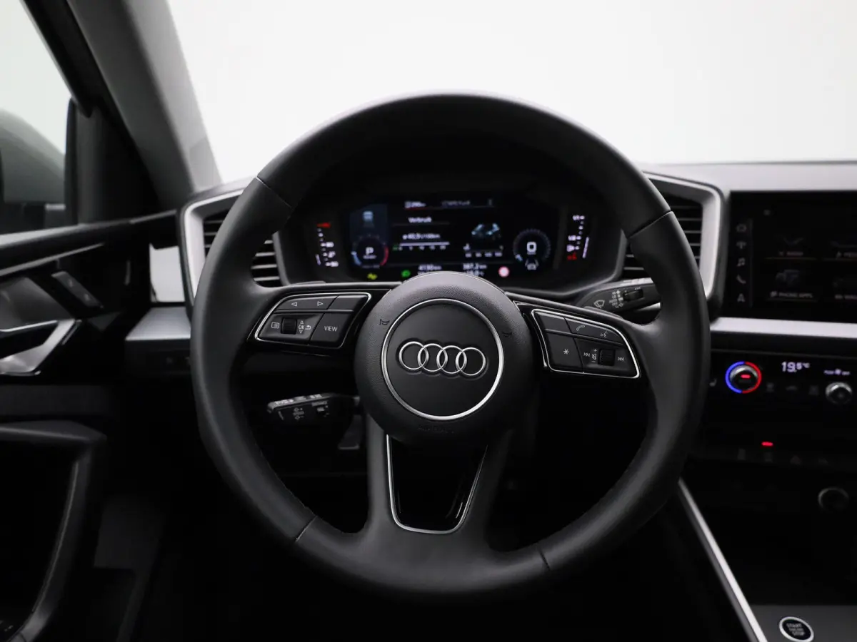 35 TFSI S edition l Adaptive cruise control l Stoelverwarming l Climate control l Parkeersensoren l Audi smartphone interface l Privacy glas l Ledkoplampen l Audi sound system l Audi virtual