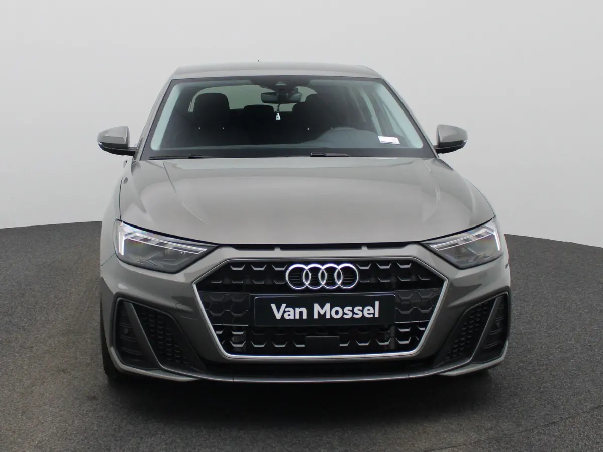 35 TFSI S edition l Adaptive cruise control l Stoelverwarming l Climate control l Parkeersensoren l Audi smartphone interface l Privacy glas l Ledkoplampen l Audi sound system l Audi virtual
