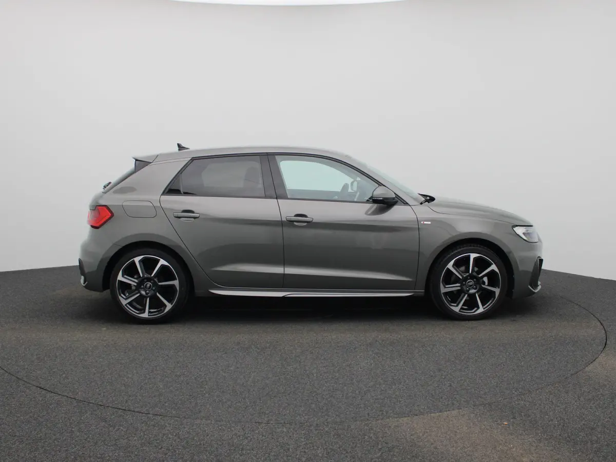 35 TFSI S edition l Adaptive cruise control l Stoelverwarming l Climate control l Parkeersensoren l Audi smartphone interface l Privacy glas l Ledkoplampen l Audi sound system l Audi virtual
